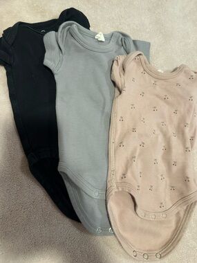 Quincy Mae 3-Pack Short Sleeve Bodysuits - Black, Gray, Blush Floral